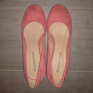 Adorable pink round toe pumps